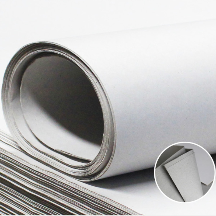 Papel de periódico blanquecino de 42 g/m² utilizado como papel de soporte